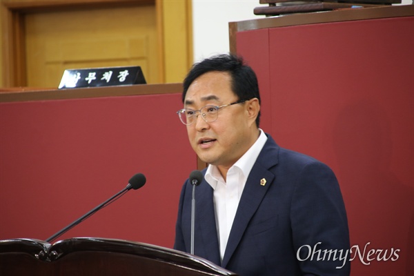 김재우 대구시의원이 17일 열린 임시회 시정질문에서 대구 브랜드 개선사업이 행정력과 혈세를 낭비했다고 지적했다.
