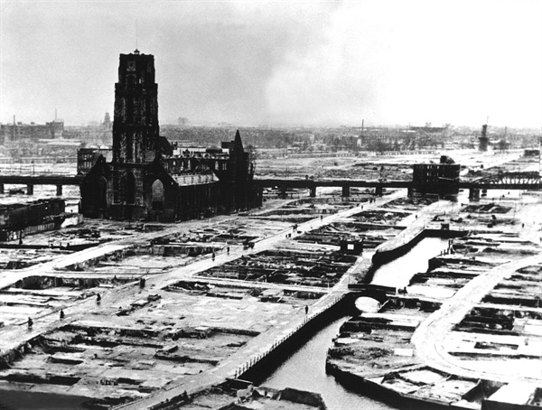 독일 공군 폭격으로 폐허가 된 로테르담. 1940년 