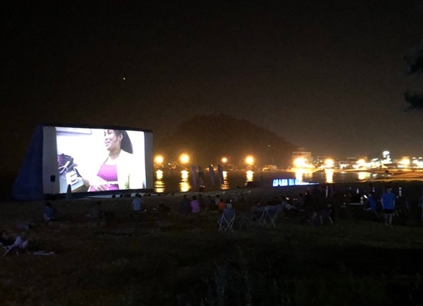 바닷가 앞에 설치된 '그랑블루 페스티벌' 해변극장 