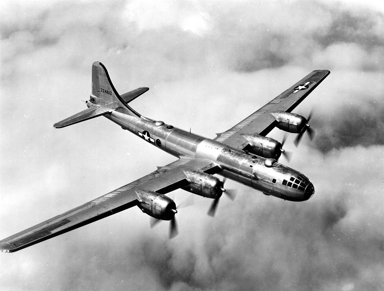 태평양전쟁 당시 미 육군 항공대 소속으로 일본 본토 폭격에 동원됐던 B-29는 히로시마와 나가사키에 원자폭탄을 투하한 기체이기도 하다. 한국전쟁 때는 미 극동공군 폭격기 사령부 소속으로 작전을 수행했다. 용산 대폭격을 수행한 기체도 B-29다.