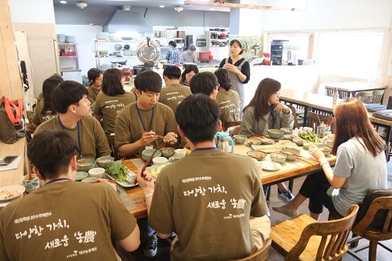  ‘밥 카페 반(飯)하다’에서 미실란 남근숙(48) 이사가 연수단에게 자연밥상을 소개하고 있다.