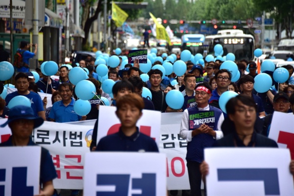 서면으로 행진하는 민주노총 부산본부 총파업 대오