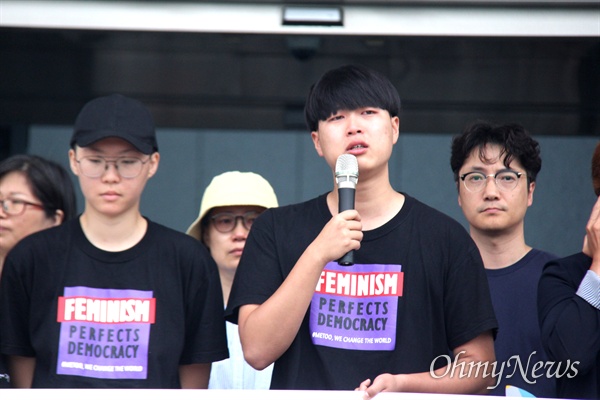 '경남학생인권조례안'이 경남도의회에서 자동폐기된 가운데, '경남학생인권조례 제정을 위한 촛불시민연대'는 7월 19일 경남도의회 현관 앞에서 기자회견을 열어 "학생인권조례 제정 외면한 도의회는 도민에게 사과하라"고 했고, 박태영 청소년이 울먹이며 발언하고 있다.