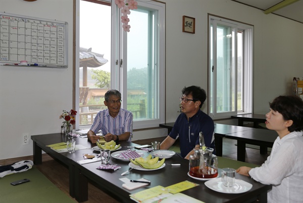 마을의 공동식당에서 만난 선애마을 주민들. 벽에 걸린 하얀 칠판에는 공동식당의 요리 당번이 날짜별로 적혀 있다.