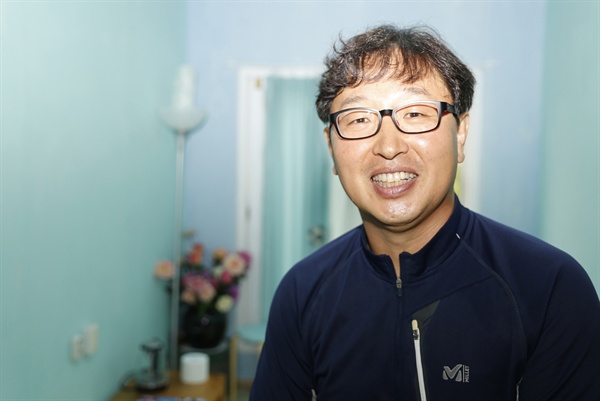 마을의 게스트하우스를 설명하며 환하게 웃는 오재희 마을사무장. 오 사무장은 주민들 사이에서 ‘희망찬’이란 별명으로 통한다.