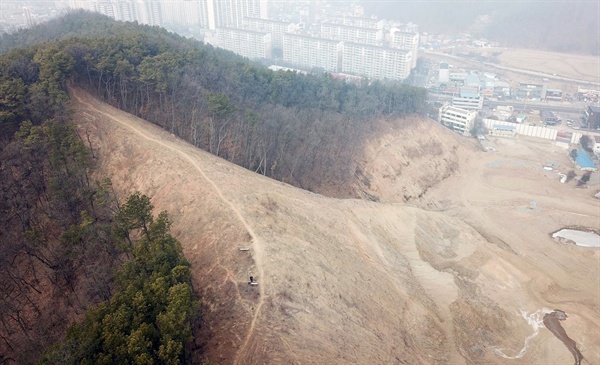 물류창고 짓는다며 산 정상의 등산로까지 파괴한 막개발 현장