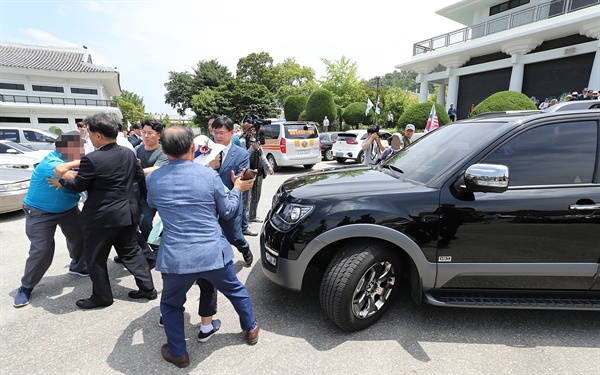 항의 받는 자유한국당 황교안 대표 19일 서울 동작구 국립서울현충원 현충관에서 열린 이승만 대통령 서거54주기 추모식이 끝난 뒤 박근혜 전 대통령 지지자 등이 자유한국당 황교안 대표가 탄 차량을 막으며 항의하고 있다.