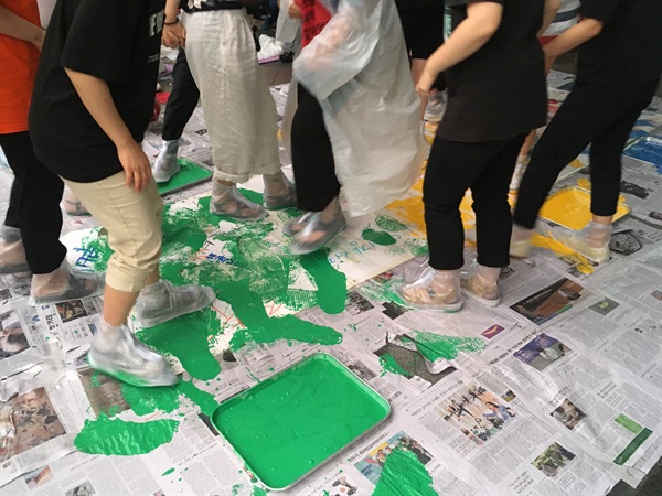 제2차 페미시국광장에 모인 참가자들이 '강간문화' '남성연대' 등이 적힌 종이를 짓밟고 있다. 