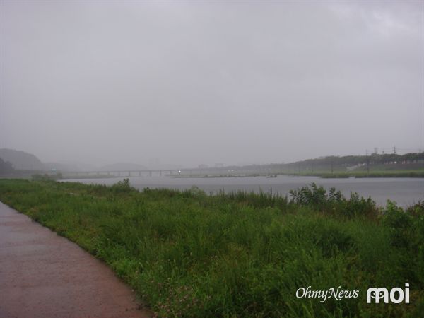 오늘 새벽 강한 비가 내리고 있는 경주 형산강 서천둔치 모습