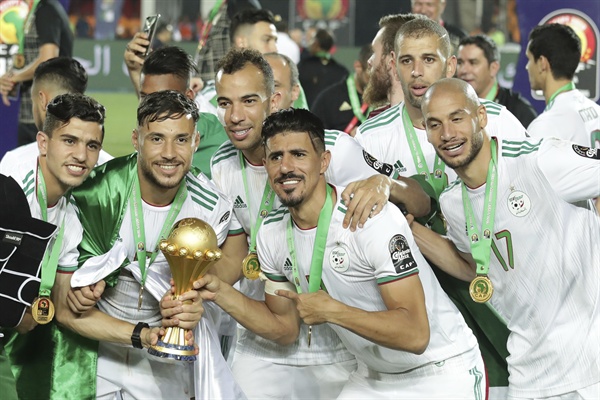  2019년 7월 19일(현지시간) 이집트 카이로에 있는 카이로 인터내셔널 스타디움에서 열린 2019 아프리카 네이션스컵 결승 알제리와 세네갈의 경기. 승리 후 대회 우승을 차지한 알제리 선수들이 트로피를 들고 세리머니하고 있다. 