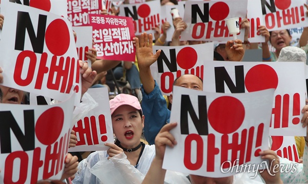 학생과 시민들이 20일 오후 서울 종로구 주한 일본대사관 평화의 소녀상 앞에서 열린 ‘경제보복 평화위협 아베 규탄 촛불 집회’에 참석해 일제의 강제징용 배상 판결에 무역보복으로 답한 아베 정권을 규탄하고 있다.