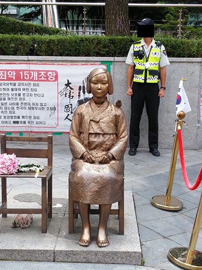  옛 일본대사관 앞에 있는 소녀상. 서울시 종로구 중학동 소재. 