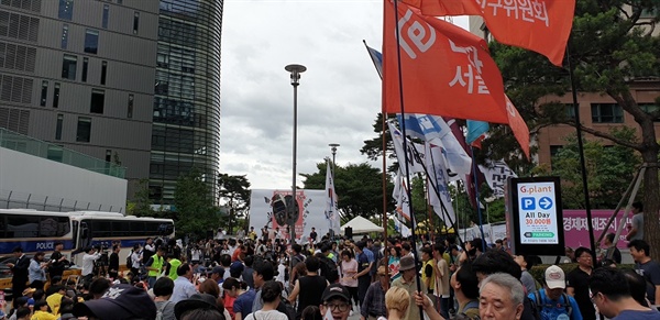 여나믄 명의 대학생들이 무대에 올라가 '독립군가'를 일본 경제보보, 강제징용, 위안부 등을 비판하는 내용으로 개사해 부르고 있다.