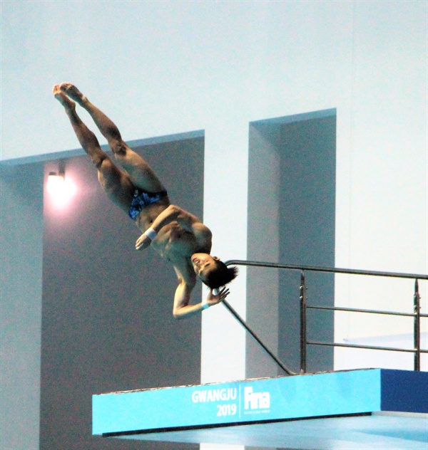  우하람 선수가 20일 열린 2019 광주 FINA 세계수영선수권대회 10m 플랫폼 경기 6차 시기에서 도약하고 있다.
