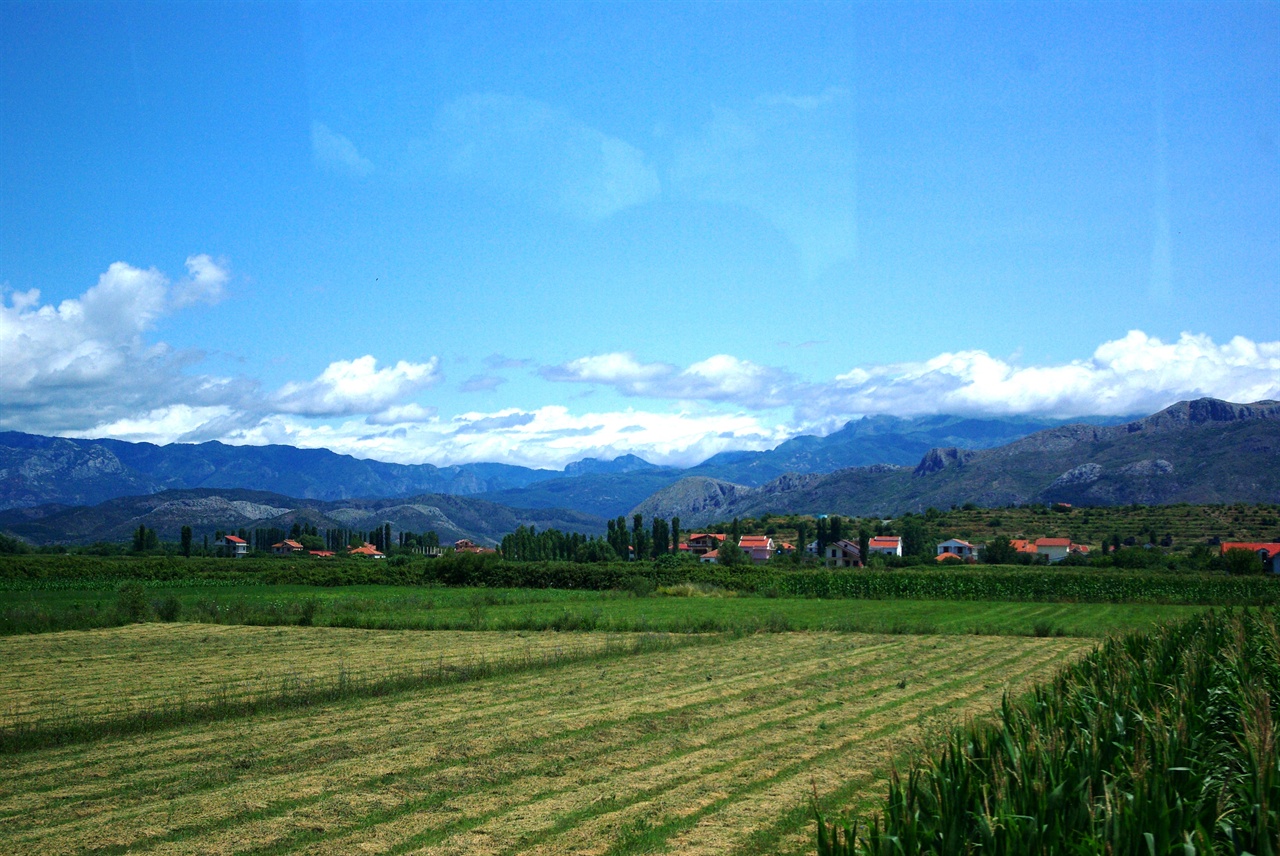 푸른 밭이 한국의 1980년대를 떠올리게 하는 알바니아의 시골 풍광.