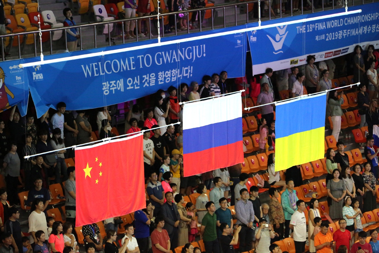  아티스틱 프리 콤비네이션 파이널에서 러시아(금메달),  중국(은메달), 우크라이나(동메달)을 차지하여 각각의 국기가 게양되는 모습