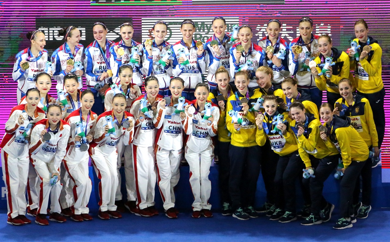  아티스틱 프리 콤비네이션 파이널에서 러시아(금메달),  중국(은메달), 우크라이나(동메달)을 차지하고 선수들이 기념촬영을 하는 모습