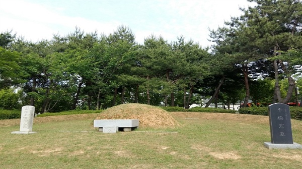 전북 부안의 매창공원에 있는 이매창의 묘. 전라북도 기념물 제65호로 지정 되었다
