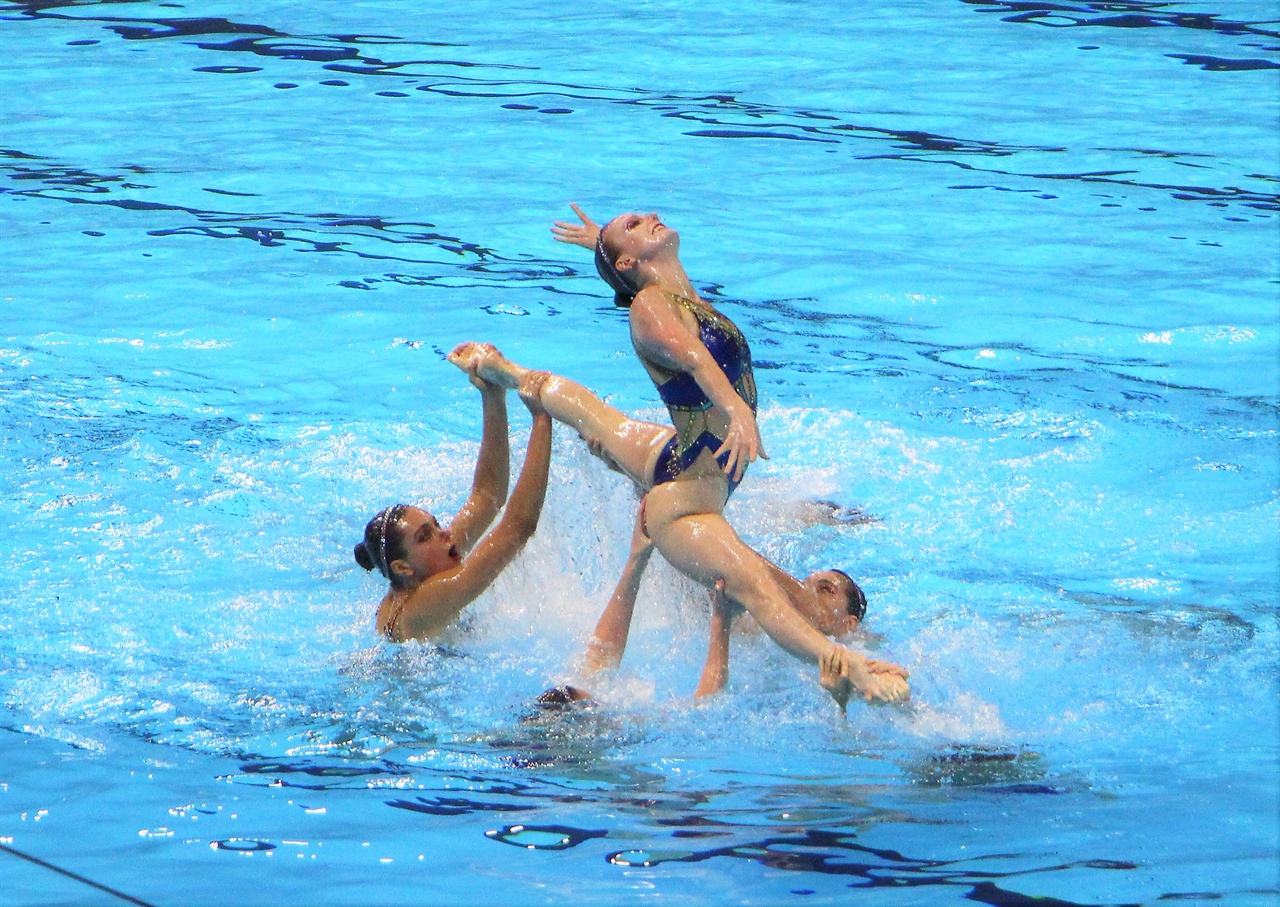 '물 위에서 발레' 20일 염주체육관에서 열린 2019 광주FINA세계수영선수권대회 팀 프리 콤비네이션 결승전에서 러시아 선수들이 연기를 선보이고 있다.