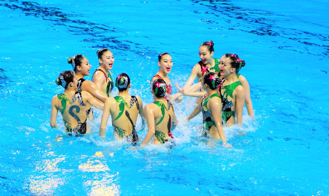  20일 염주체육관에서 열린 2019 광주FINA세계수영선수권대회 팀 프리 콤비네이션 결승전에서 한국 대표팀이 연기를 펼치고 있다.