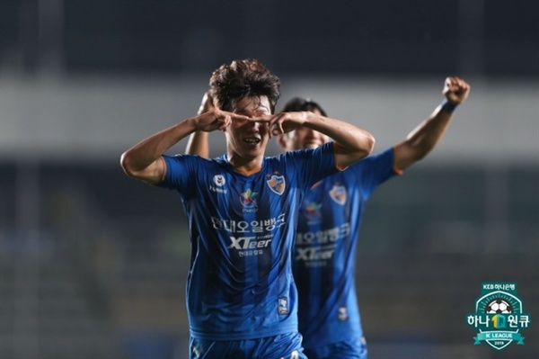  울산 현대 김보경이 강원전에서 결승골을 터뜨리며 2-1 역전승을 이끌었다.