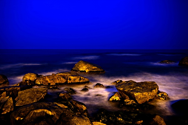 속초 밤바다, 바위도 정겹다.