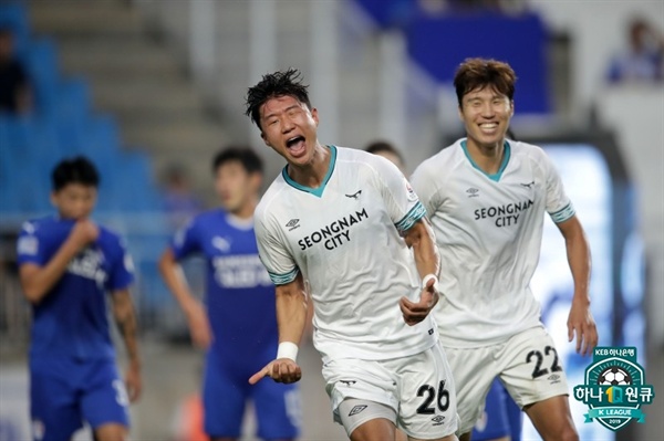  21일 오후 수원월드컵경기장에서 열린 하나원큐 K리그1 2019 22라운드 성남과 수원의 경기에서 성남 임채민이 득점에 성공해 골 세리머니를 하고 있다. 