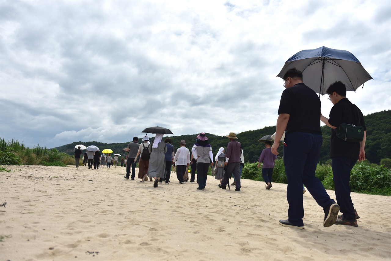 모래를 걷고 있는 참가자들