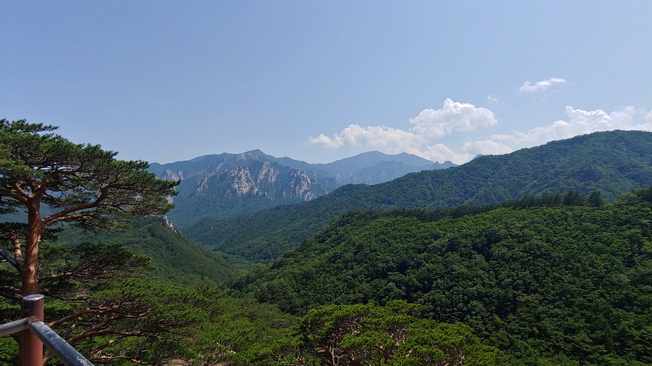 설악산은 크게 내설악과, 외설악, 그리고 남부설악으로 나뉘며, 1970년 3월 24일에 국립공원으로 지정되었다.