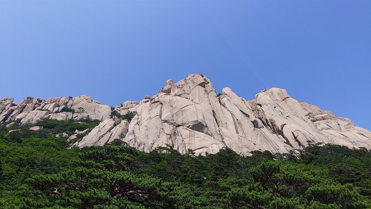 울산바위 울산바위는 설악산의 여러 화강암 가운데서도 가장 늦은 시기인 약 7000만 년 전에 생성되었다고 한다.