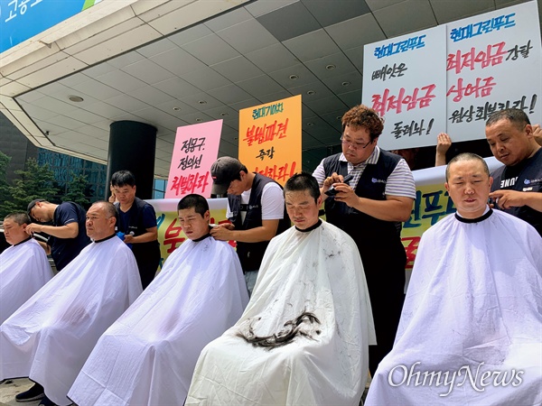  금속노조 현대기아차 6개 공장 비정규직지회 대표들이 2019년 7월 22일 낮 12시 서울고용노동청 앞에서 현대기아차 불법파견 처벌을 촉구하는 기자회견을 열고 삭발하고 있다.