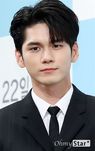 '열여덟의 순간' 옹성우, 옹가네 최고 미남! 배우 옹성우가 22일 오후 서울 논현동의 한 호텔에서 열린 JTBC 월화드라마 <열여덟의 순간> 제작발표회에서 포토타임을 갖고 있다. <열여덟의 순간>은 위태롭고 미숙한 열여덟살 'Pre-청춘'들의 세상을, 있는 그대로 들여다보는 감성 청춘물이다. 22일 월요일 오후 9시 30분 첫 방송.