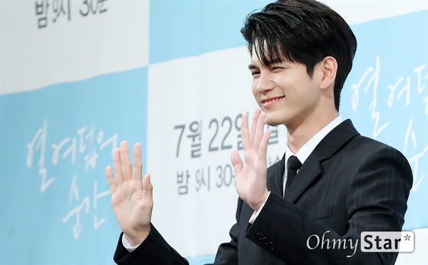 '열여덟의 순간' 옹성우, 옹가네 최고 미남! 배우 옹성우가 22일 오후 서울 논현동의 한 호텔에서 열린 JTBC 월화드라마 <열여덟의 순간> 제작발표회에서 포토타임을 갖고 있다. <열여덟의 순간>은 위태롭고 미숙한 열여덟살 'Pre-청춘'들의 세상을, 있는 그대로 들여다보는 감성 청춘물이다. 22일 월요일 오후 9시 30분 첫 방송.