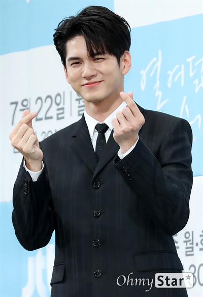 '열여덟의 순간' 옹성우, 첫 작품 첫 주연! 배우 옹성우가 22일 오후 서울 논현동의 한 호텔에서 열린 JTBC 월화드라마 <열여덟의 순간> 제작발표회에서 포토타임을 갖고 있다. <열여덟의 순간>은 위태롭고 미숙한 열여덟살 'Pre-청춘'들의 세상을, 있는 그대로 들여다보는 감성 청춘물이다. 22일 월요일 오후 9시 30분 첫 방송.