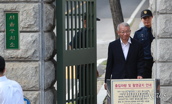 사법행정권 남용, 재판 개입 등 '사법농단'으로 구속되었던 양승태 전 대법원장이 2019년 7월 22일 오후 경기도 의왕시 서울구치소에서 재판부 직권보석 결정으로 석방되고 있다. 양 전 대법원장의 재판은 현재 진행 중이다.