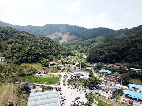 사업자는 사진에 보이는 마을 공터 중앙으로 석산 사업장으로 통하는 길에 8m 도로를 개설하겠다는 입장이다.  