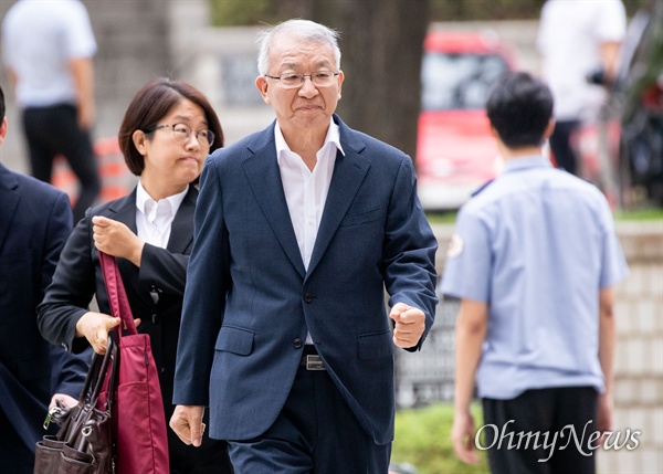 보석으로 풀려난 양승태 전 대법원장이 23일 오전 서울 서초구 서울중앙지법에서 ‘사법농단’ 관련 재판을 받기 위해 출석하고 있다. 