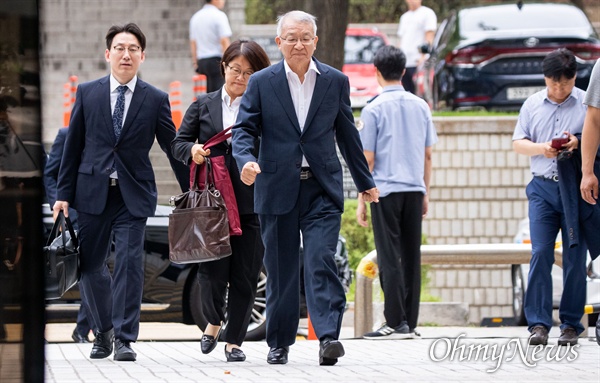 보석으로 풀려난 양승태 전 대법원장이 23일 오전 서울 서초구 서울중앙지법에서 ‘사법농단’ 관련 재판을 받기 위해 출석하고 있다. 