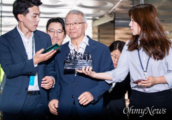 보석으로 풀려난 양승태 전 대법원장이 23일 오전 서울 서초구 서울중앙지법에서 ‘사법농단’ 관련 재판을 받기 위해 출석하고 있다. 