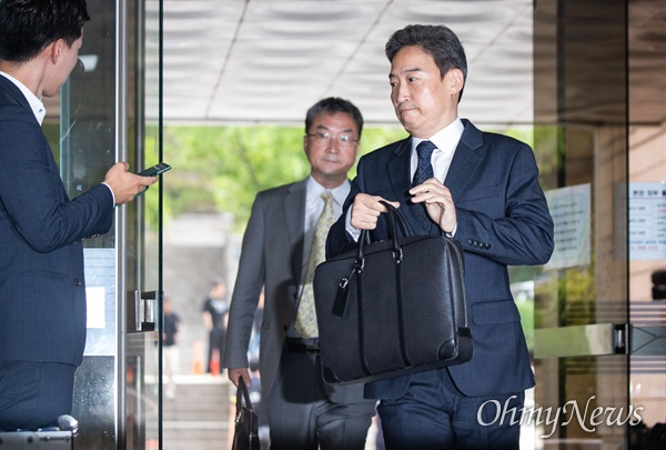 '사법행정권 남용 의혹'으로 직권남용 권리행사방해혐의를 받고 있는 이규진 전 대법원 양형위원회 상임위원이 23일 오전 서울 서초구 서울중앙지방법원에서 열리는 첫 공판에 출석하고 있다.