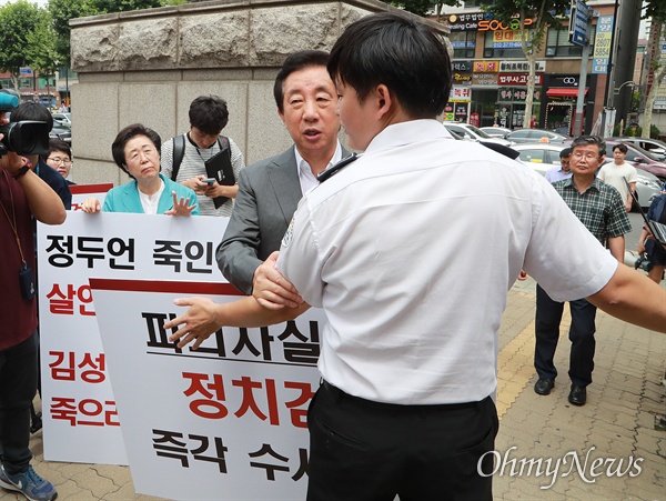 검찰청 진입 제지당한 김성태 의원 딸을 KT에 부정채용시킨 의혹으로 불구속 기소된 자유한국당 김성태 의원이 23일 오전 서울 양천구 서울남부지검앞에서 검찰 규탄 1인 시위를 벌였다. 결백을 주장하던 김성태 의원이 검찰청안으로 들어오자 청경들이 제지하고 있다.