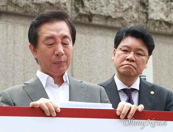김성태 의원이 발언 도중 울먹이고 있다. 오른쪽은 장제원 의원.