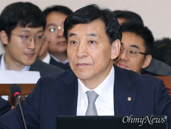 이주열 한국은행 총재가 지난 23일 오전 국회에서 열린 기획재정위원회 전체회의에 출석해 있다.