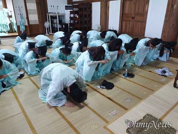 재외동포 모국연수에 참여한 청소년들이 지난 20일 구암서원에서 선비문화 체험을 하고 있는 모습.