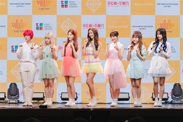 공원소녀 공원소녀가 세 번째 미니앨범을 발매하고 쇼케이스를 열었다.