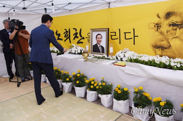 김경수 경남지사는 23일 오후 창원 한서병원 광장에 마련된 고 노회찬 전 의원 1주기 분향소를 찾아 참배했다.