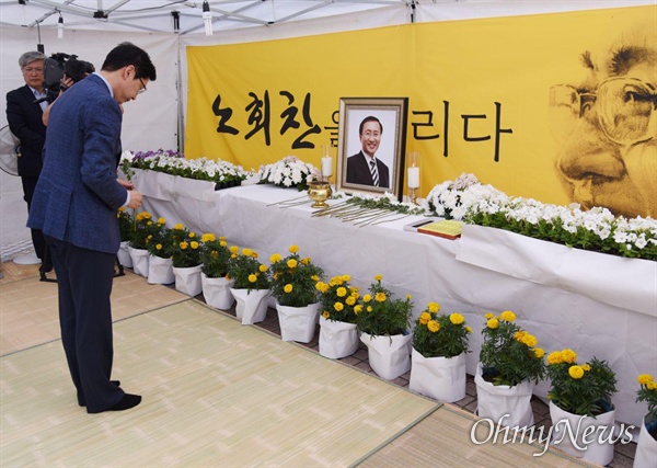 김경수 경남지사는 23일 오후 창원 한서병원 광장에 마련된 고 노회찬 전 의원 1주기 분향소를 찾아 참배했다.
