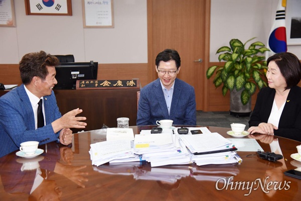  김경수 경남지사는 23일 오후 집무실에서 정의당 심상정 대표, 여영국 의원과 환담했다.