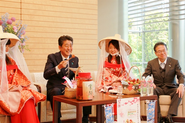 2019년 6월 6일. 일본 매화의 날을 맞이하여 아베 신조 총리와 세코 히로시게 경제산업상이 방문자들과 환담하고 있다.(출처: 세코 히로시게 홈페이지)