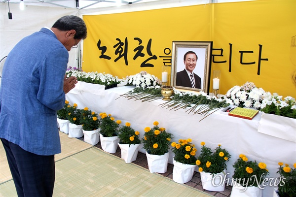 정의당 경남도당은 7월 23일 저녁 창원 한서병원 앞 광장에서 '고 노회찬 의원 1주기 추모문화제'를 열었고, 하원오 경남진보연합 대표가 조문하고 있다.